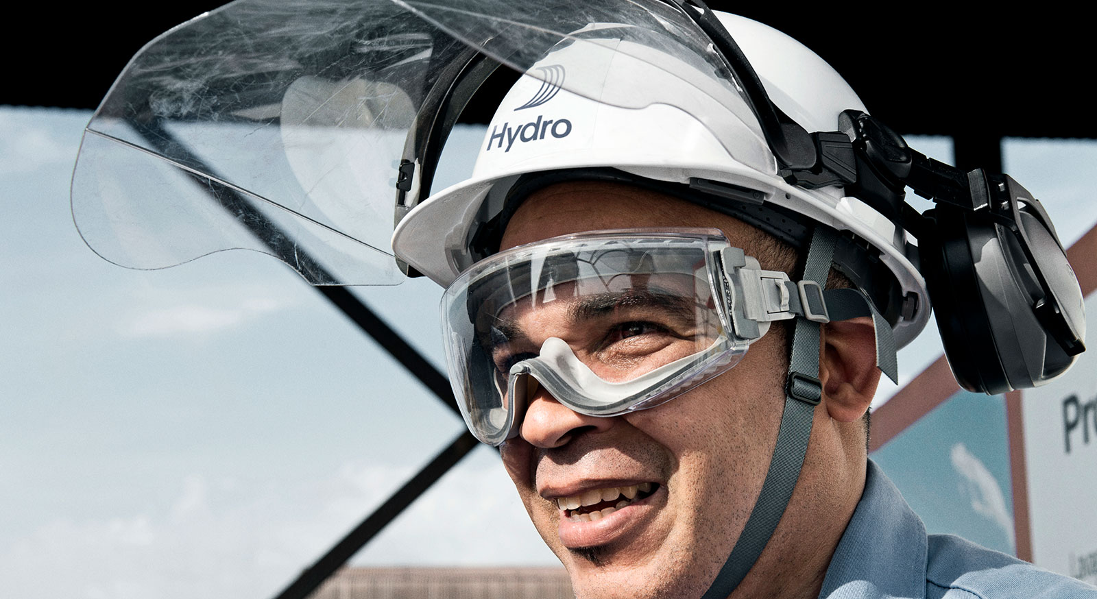 Hydro-ansatt med hjelm