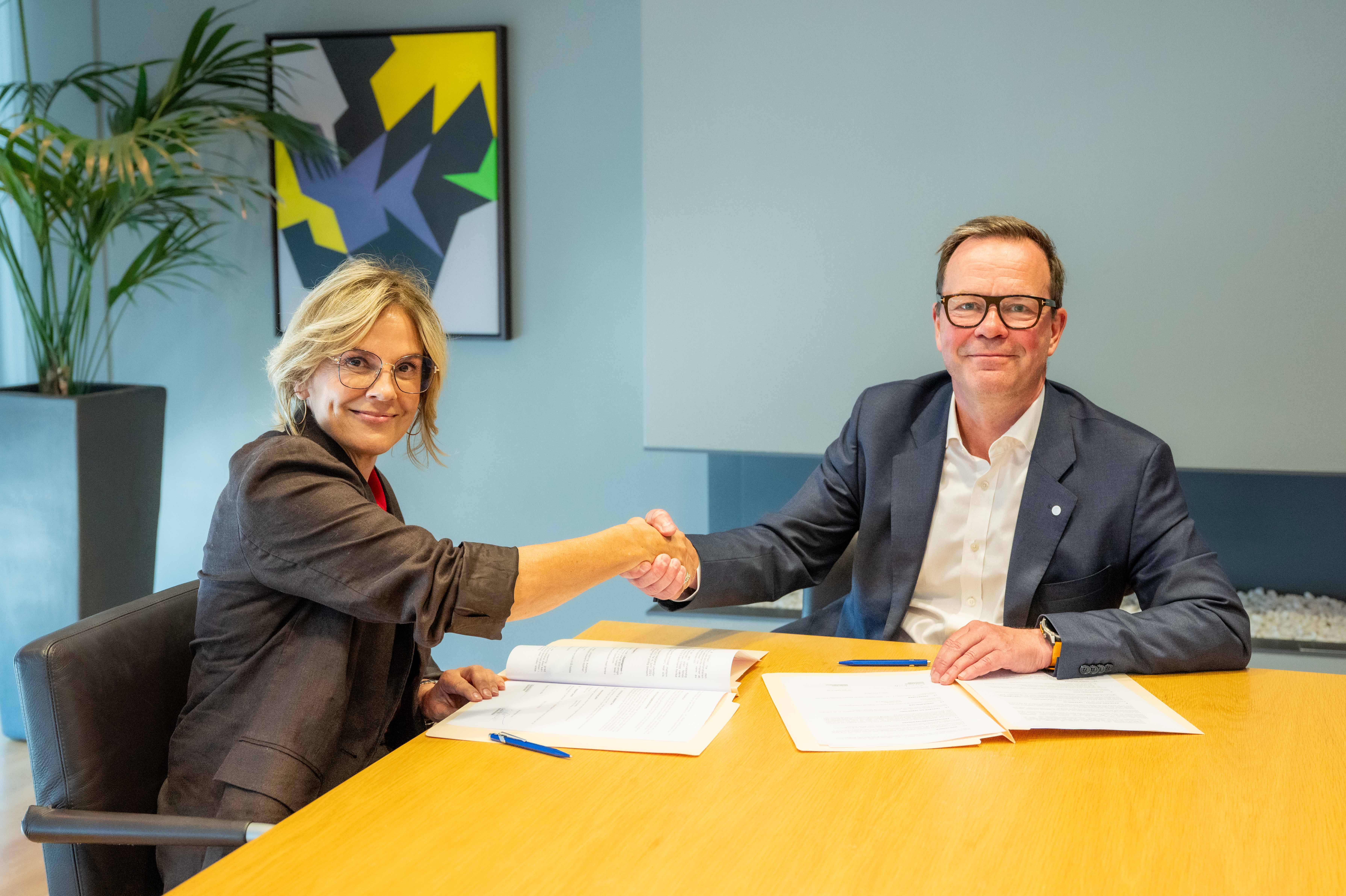 Cecilie Thuv, Director of Fundraising and Marketing, Norwegian Red Cross and Eivind Kallevik, President & CEO of Hydro, signing the a new partnership agreement. 