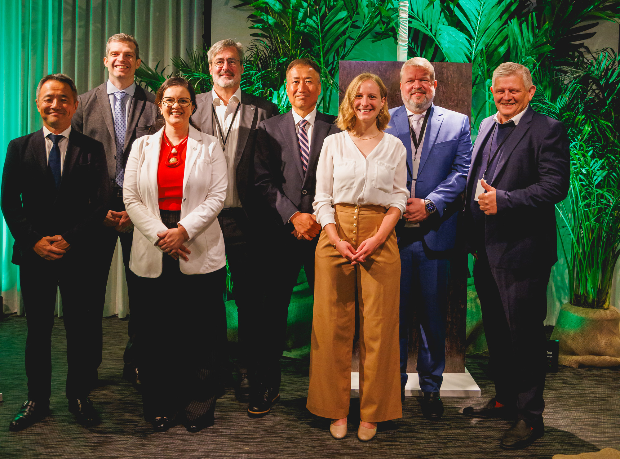 Three new partners, from left: Akinobu Hashimoto (Mitsui & Co), Marcelo Pereti (Belterra), Gabriela Savian (Ipam), Eduardo Figueiredo (Hydro), Hayato Yanagisawa (Mitsui Foundation), Birgit Euba (Mercedes), Anderson Baranov (Hydro), John Thuestad (Hydro). 