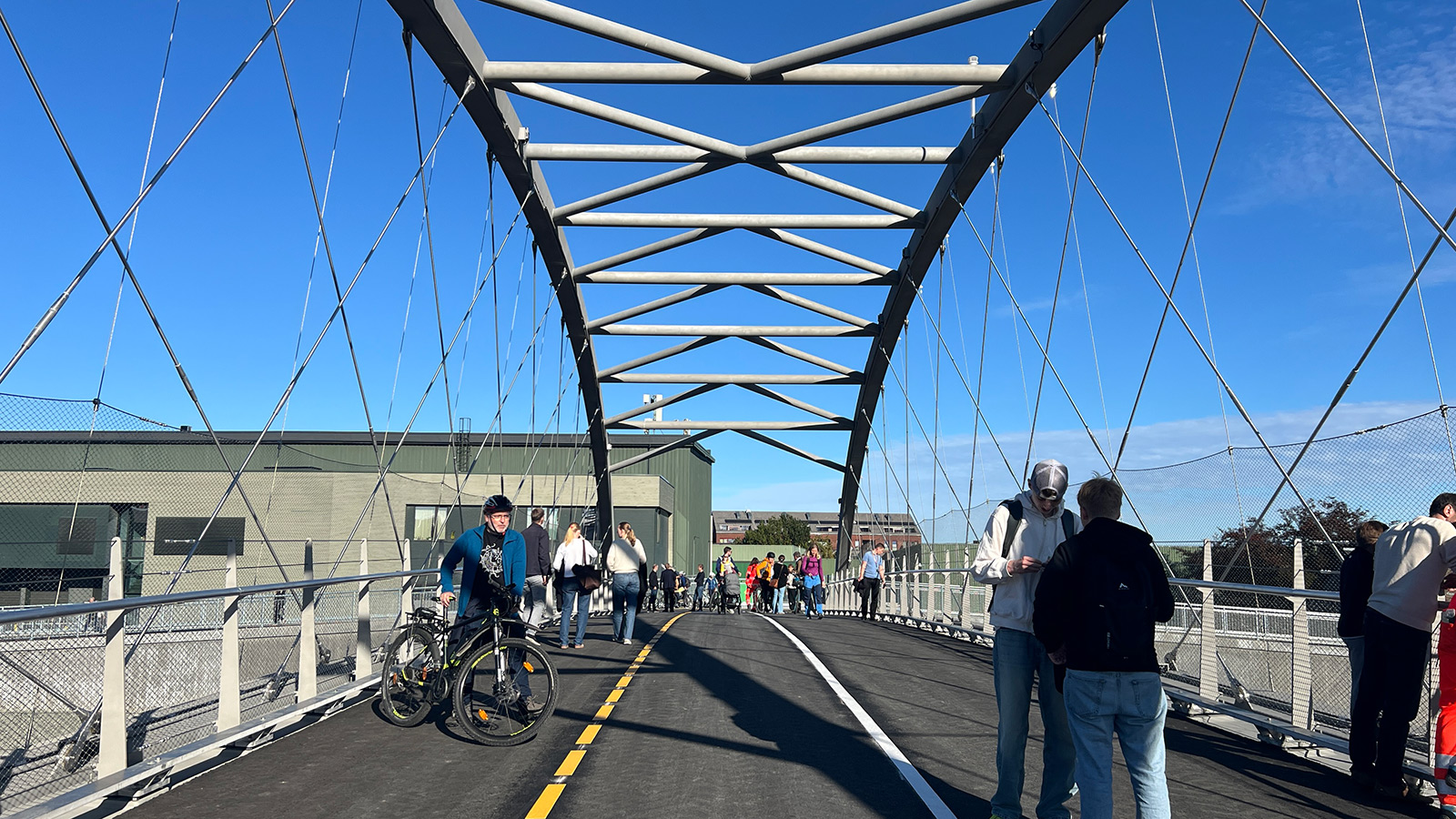 The new aluminium bridge is designed for both pedestrians and cyclists. (Photo: Linda Grønstad/Statens vegvesen)