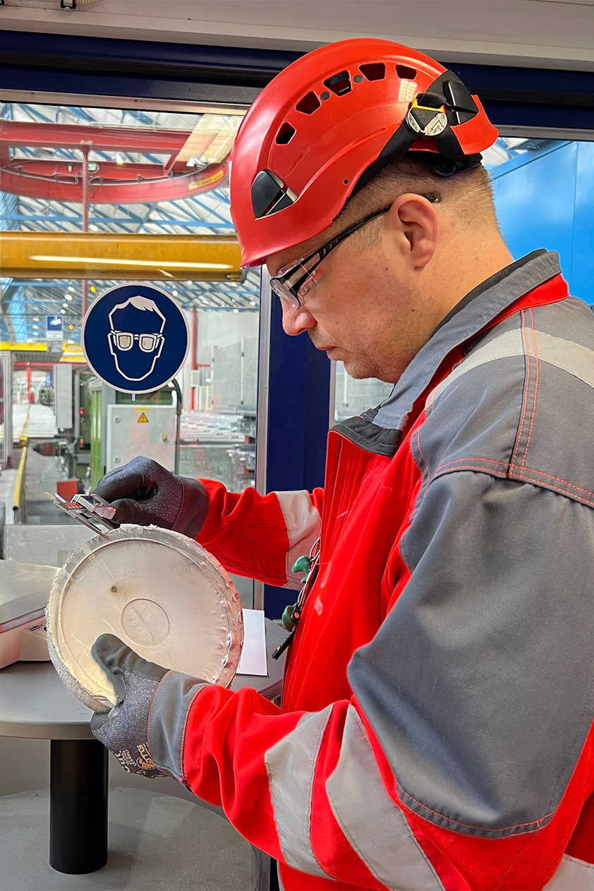 Christian Keller beim Messen eines Pressrests